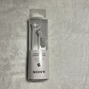 Oanvända vita Sony MDR-EX15LP In-Ear Hörlurar - Säljer ett par vita Sony MDR-EX15LP in-ear hörlurar. De har en bekväm passform och erbjuder brusisolering för en bättre ljudupplevelse. Perfekta för musikälskare som vill ha ett klart och tydligt ljud. Hörlurarna kommer i en praktisk förpackning.