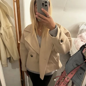 Beige kappa - Säljer denna snygga beige kappan! Perfekt för höst och vår. Den har knappt kommit till användning därav bra skick!❤️❤️