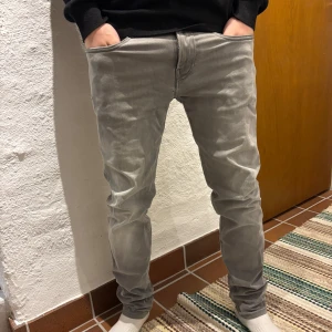 Replay Anbass Jeans - Säljer dessa riktigt fräscha replay anbass jeans. Jeansen är i toppskick bortsett från ett litet hål precis under gylfen som inte syns:) Jeansen är slim fit och sitter riktigt snyggt. Kan gå ner vid en snabb affär;) hör av er vid frågor:)