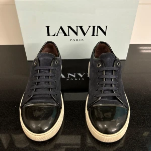 Lanvin Skor - Snygga Lanvin-skor i marinblå! De är EU 43-44 UK 9. De är i ett bra skick med få tecken av användning. 2499kr (nypris: 4500kr). Endast skorna. Kan fraktas via Postnord / Instabox samma dag. Hör av dig vid frågor eller funderingar😊