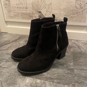 Svarta mocka boots med dragkedja - Snygga svarta boots i mocka med dragkedja på sidan och en stabil klack. Köpa från H&M