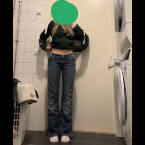 Blå bootcut jeans med stjärndetaljer - Snygga blå bootcut jeans med stjärndetaljer på bakfickorna. De har en lågmidjad passform och en klassisk jeanslook. Perfekta för en avslappnad stil. De är från victoria beckham har sytt om själv t bootcut.
