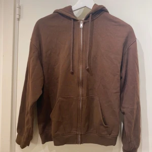Brun hoodie med dragkedja - Säljer nu mig jätte mysiga brun ziphoodie från H&M. Den är sparsamt använd, inga defekter. Storlek xxs men passar även xs och s