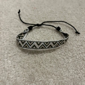 Flätat armband - Triangel mönster  - Snyggt flätat armband, sjukt eftertraktade! Vid minsta fråga eller fundering hör av er🤝