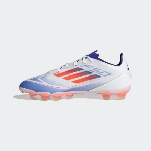 Adidas fotbollsskor i vitt och blått - Snygga fotbollsskor från Adidas i vitt med blå och röda detaljer. Skorna har en modern design med snörning och en lättviktig syntetisk överdel. Perfekta för att dominera på planen med stil.
