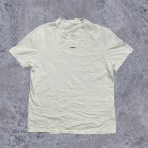 Sandro T-shirt - Riktigt clean Sandro T-shirt ⚡️Endast provad, köpt i Paris 🇫🇷Sitter oversized på mig som brukar ha small, står inte storlek men antar att det är medium 🤑Pris kan diskuteras ‼️