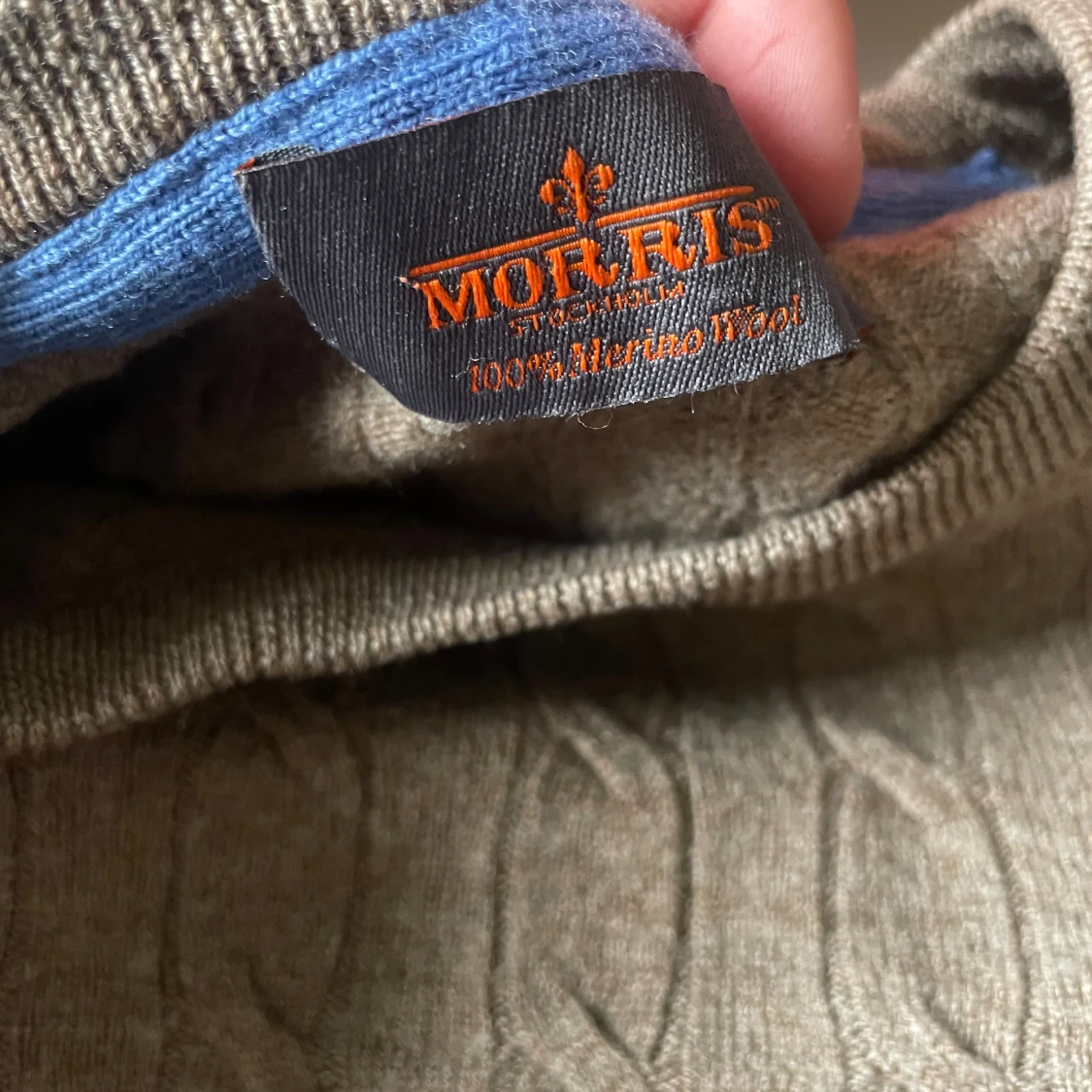 Brun kabelstickad tröja från Morris i 100% merinoull  - 1