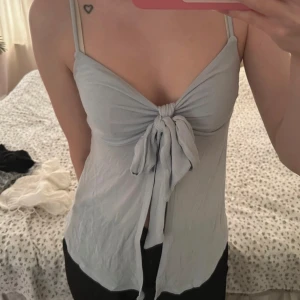 Blått linne, festtopp - Fin ljusblå topp från gina tricot. Ny, endast testad! Skriv om du vill köpa så aktiverar jag köp nu🩷