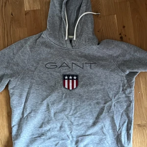 Grå hoodie från GANT - Använd enbart några fåtal gånger och pris kan diskuteras