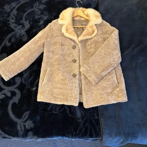 Vintage women fox and goat fur coat - Womens fur coat, mainly goat and fux fur on the collar. Custom made for my grandmother in the 1970s, in greatly good condition for the age of it. Fits like a big S or small M. Real fur, of course.