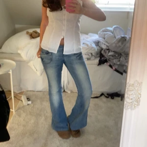 River island jeans - Bootcut lowwaist jeans ifrån river island! Midjemått:40cm innerbenslängd: 77cm