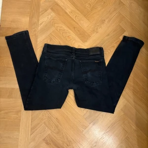 Nudie jeans - Nudie jeans modell tight long John w 33 men sitter som 31, L 34 men sitter som 32 Sitter slim Längd 96 cm  Midjemått 39x2