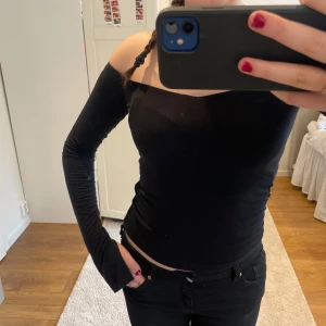 Svart offshoulder topp - Snygg svart offshoulder topp med långa ärmar💗 