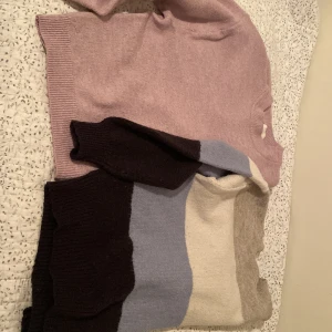 Lila och flerfärgad stickad tröja - Säljer en lila stickad tröja och en flerfärgad tröja i grå, blå och beige toner. Båda tröjorna är mjuka och bekväma, perfekta för kyligare dagar. Lila tröjan är i storlek S och den flerfärgade tröjan är i storlek XS