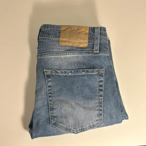 Jack & Jones Jeans - Säljer ett par Jack & Jones jeans som är i gott skick 8/10✅Hör av er vid frågor och funderingar✅Priset kan såklart diskuteras🤩