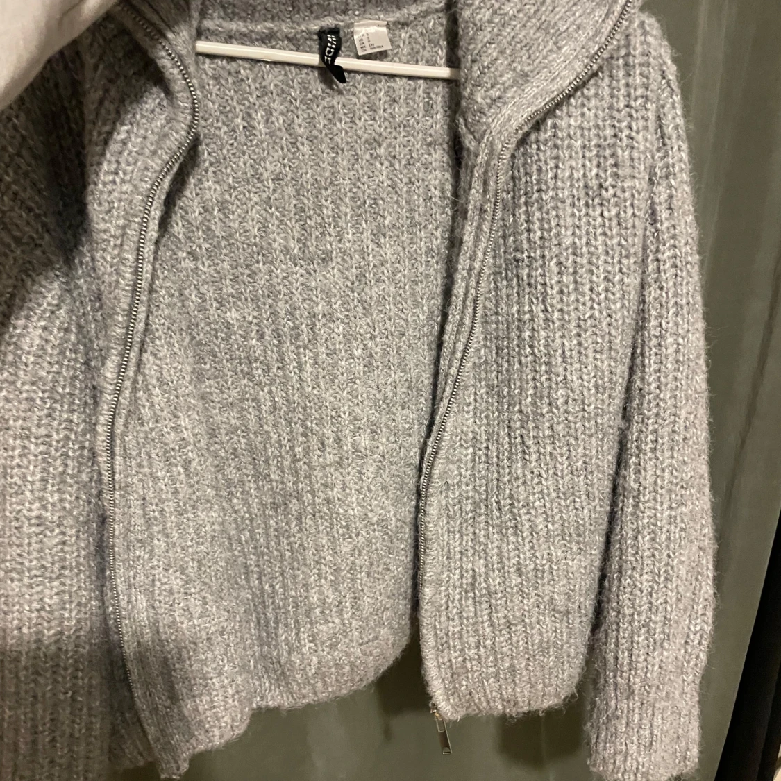 Grå stickad kofta från H&M
