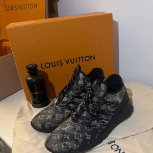 Louis vuitton fastlane denim monogram sneakers - Snygga svarta sneakers från Louis Vuitton med monogrammönster. Dom är även väldigt sällsynta. Skorna har en modern design med snörning och en robust sula. Perfekta för den stilmedvetna som vill ha något extra i garderoben. St 7/5 som motsvarar st 42 men även passar st 43. Pris kan diskuteras vid snabb affär.