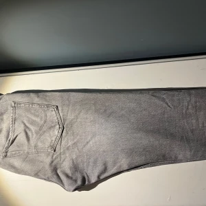 Grå jeans från Jack & Jones - Snygga grå jeans från Jack & Jones i en relaxed/chris.