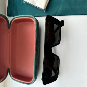 Svarta solglasögon från Gucci - Svarta solglasögon från Gucci med en stilren design. Kommer med ett snyggt fodral och putsduk.                          Inköpta från zalando januari förra året & använda sparsamt sedan dess. Nypris 3595:-