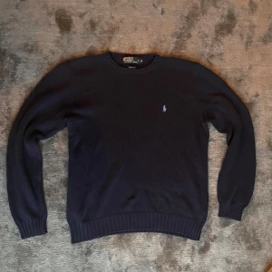 Ralph lauren - Säljer en superfin Ralph lauren tröja i storlek M. Den är mörkblå och självklart äkta. Skriv om ni har frågor