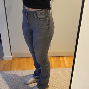 Grå jeans från Only - Andvända ett fåtal gånger. Grå jeans från Only med hög midja och en tight passform med utsvängda bed. 