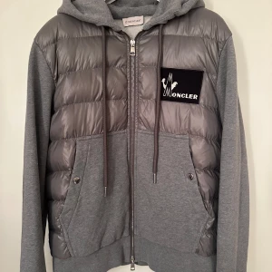 Moncler  - Moncler cardigan. Storlek M. Skick 9/10. Pris 3890kr.