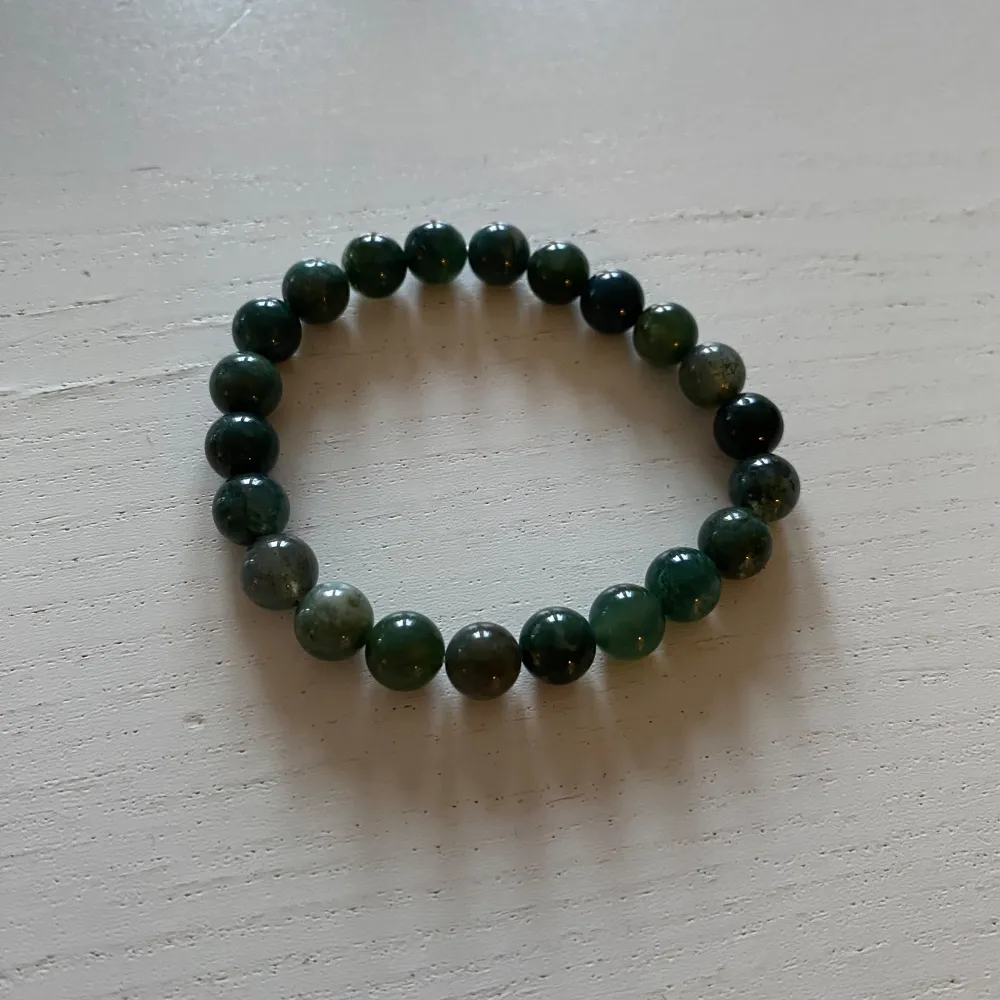 Säljer fyra stilrena pärlarmband i olika färger. Ett armband är vitt med svarta ådringar, ett är mörkgrönt, ett är ljusblått och ett är brunt. Perfekta för att matcha med olika outfits. 45kr styck om man vill köpa någon enskild.. Asusteet.