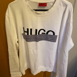 Hugo boss tröja | Strl M |  - En i princip oanvänd tröja, behöver bara en strykning så är den i topp skick. Ordinarie pris: 1.200kr.