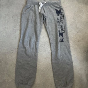 Mjukis byxor  - Super snygga mjukis byxor från Tommy girl. Low waisted. Fraktar inom 1-2dagar