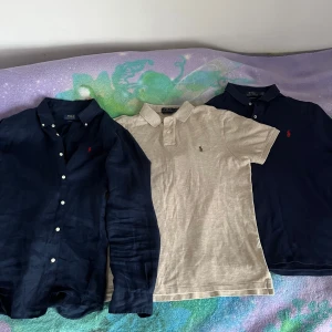 Ralph lauren pike/skjorta - 1 ralph lauren navy skjorta i line, L 1 Ralph Lauren pike navy blue, L 1 Ralph Lauren pike beige, L  Alla plagg är använda väldigt lite och är i jätte bra skick!