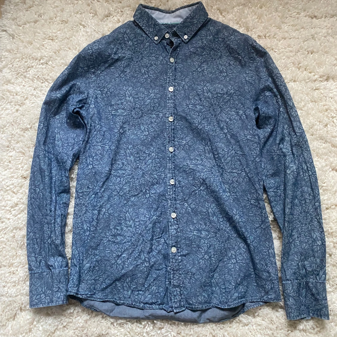 Blå blommig skjorta från Savvy Citizen