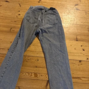 Blå jeans från Grunt - Säljer ett par klassiska grå jeans från grunt. De har en straight passform och är tillverkade i denim. Perfekta för en avslappnad stil