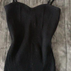 Svart linne - Så fint linne från Gina som är helt oanvänd, så nyskick 🥰 strl s men hyfsat tajt så passar även xs!