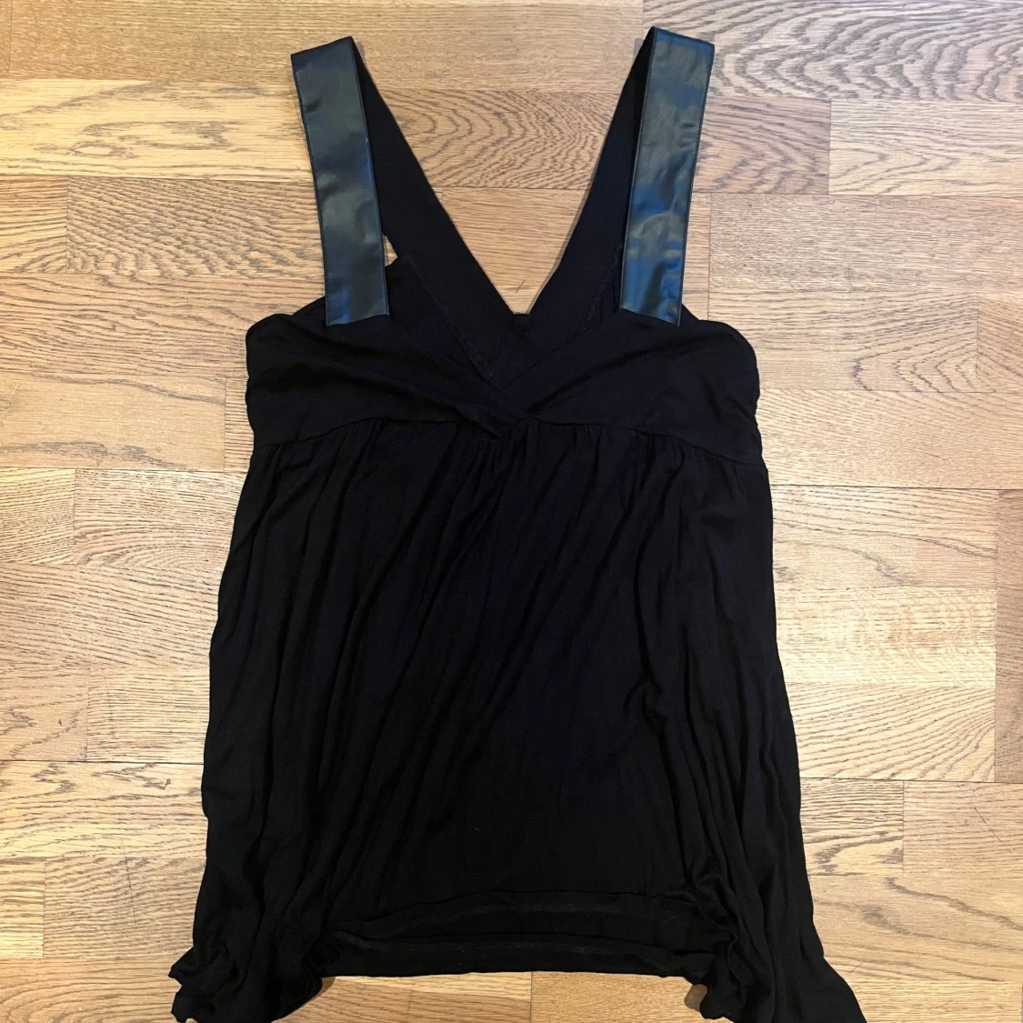 Svart klänning med läderdetaljer - 2