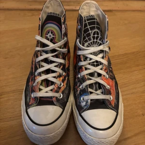 Converse Limited Edition - Limited Edition ”Twisted Resort” Converse med ett coolt UFO-tema. Endast använda ett fåtal gånger så dem är i väldigt bra skick. 