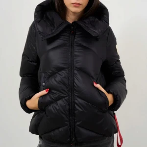 After label  - Snygg svart dunjacka från After Label i modellen Helsinki. Nypris 6000, säljer för 5500 då den endast är använd 3 gånger. Jackan har små fläckar på insidan av luvan (se sista bilden) men inget som man lägger märket till. 