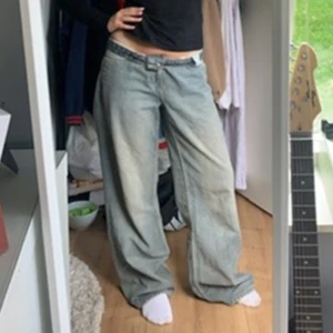 Baggy jeans i ljus tvätt lågmidjade  - Säljer ett par lågmidjade baggy jeans i ljus tvätt. De har en avslappnad passform och är perfekta för en chill stil. Passar bra med både sneakers och boots.