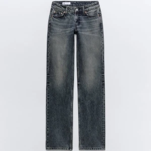 Grå jeansbyxor - Snygga lånmidjade blåa Zara jeans. Säljer pågrund av att jag inte använder dom längre❤️