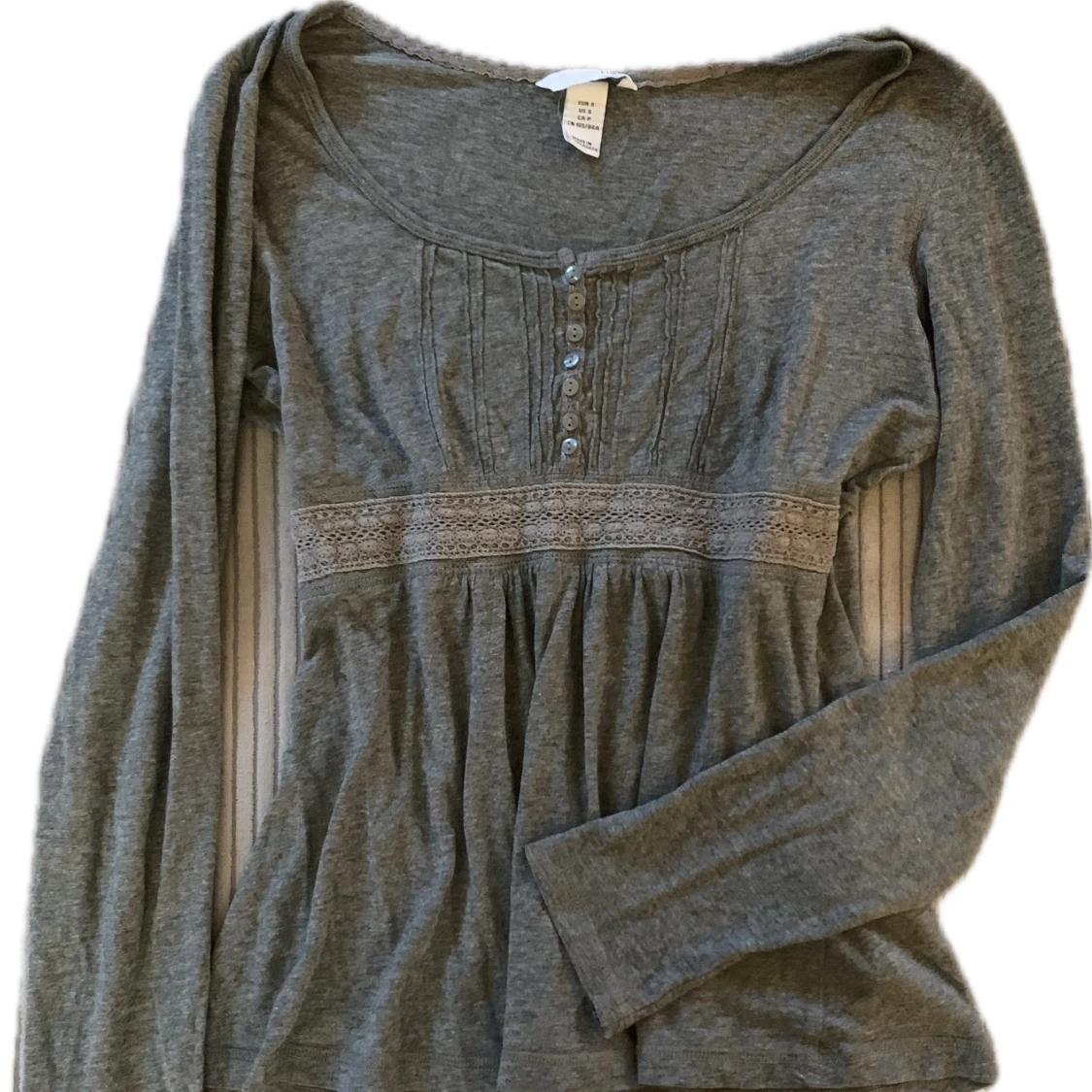 Grå långärmad topp med spetsdetaljer