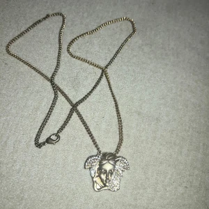 Versace halsband - Ett versace halsband i guld, saknas en diamant i den. Är jätte fin men i använt skick. Dags för rengöring av kedjan