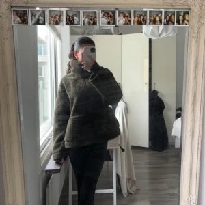 Teddyjacka / pilejacka - Säljer den gröna populära teddyjackan ifrån h&m. Den är i storlek L men sitter bra på mig som normaltvis är en XS! Köpt för någon månad sen, inte jättemycket använd🩵