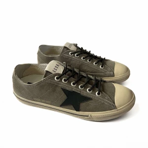 Golden goose sneakers 44 - FRI FRAKT PÅ THEARCHIVE.SE | Vi säljer nu dessa Golden Goose i storlek 45. Skorna är i nyskick och det ingår dustbag och tags till dem. Du får jätte gärna hör av dig om du har några frågor angående skorna, du kan skriva till oss här på plick men kika gärna in vår hemsida thearchive.se😇