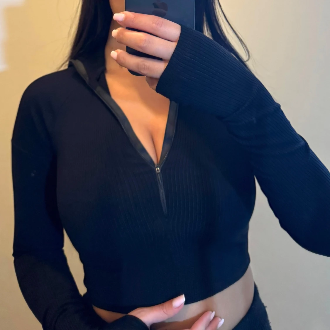 Svart ribbad croppad tröja med dragkedja - 2