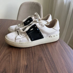 Valentino sneakers med nitar - Snygga vita sneakers från Valentino med svarta detaljer och nitar