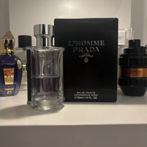 L'Homme Prada Eau de Toilette - Säljer nu min prata l'homme edt då jag behöver pengar, väldigt fin parfym ska ja säga, passar vår höst sommar typ. Sök upp parfymen för att se va den luktar på google/safari. Fraktar snabbt. Det är 50ml flaksa och jag uppskattar att det är ca 28ml kvar utav den. Jag köpte den för ca 1000 något. Tror mer än så. Kartong finns. Inga skador på varken kartong eller flaksa.  Fraktas snabbt och jag skickar även med 6st sampels på olika parfymer så som aqcua di parma och lite annat najs. Prisförslag✅✅✅✅