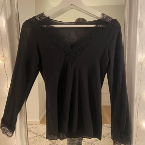 Intimissimi svart - Jag säljer min svarta intimissimi i S som är använd med i väldigt bra skick, säljer lite billigare pågrund av det lilla hålet som jag har sytt igen💗 skriv för intresse, kan tänka mig gå ner lite i pris vid snabb affär💗