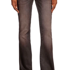 Disel jeans - Super snygga bruna bootcut jeans från Disel-deras nya kollektion. Helt nyskick använda 2-3gånger. Nypris 2400kr, mitt pris 2000kr. Pris går att diskutera!