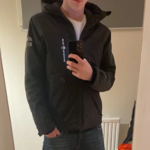 Sail racing jacka - Vinter/vår jacka från sailracing. Säljer då jag vill ha en annan jacka. Storlek M och skicket på jackan är 9/10. Den är varm och skön men kan även användas i mars och april då de är lite varmare. Nypris runt 3500