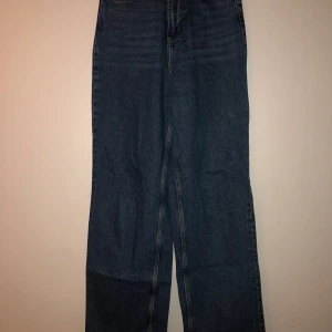 Baggy jeans från H&M - Baggy blå jeans från H&M. De har en hög och en bekväm midja. Har används en enstaka gång.