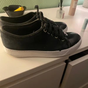 Svarta sneakers från Lanvin - Snygga svarta sneakers från Lanvin. Skick 5/10 använda skor men fortfarande sköna och snygga! Strl 43 